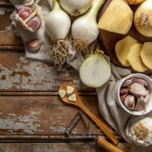 Quiénes somos top view onions with veggies